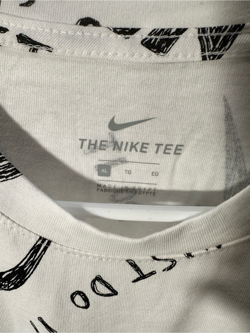 Nike Sportswear All-Over Print Just Do It T-Shirt White Black - Picture 4 of 6